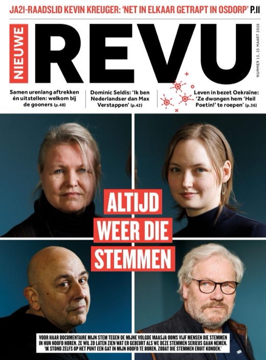 Voorpagina van Nieuwe Revu nummer 13, 25 maart 2026, met het artikel Altijd weer die stemmen.